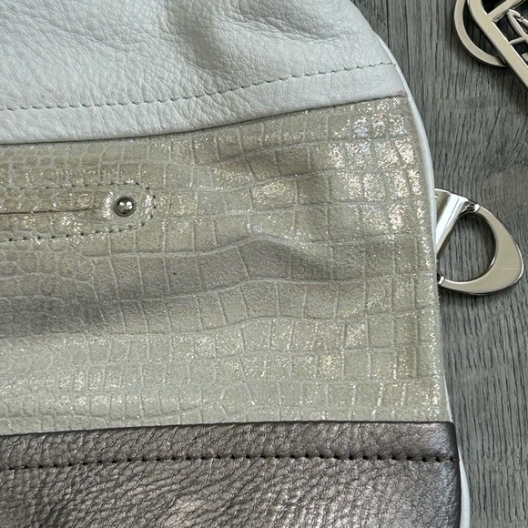 B. Makowsky Womens White & Silver Leather Stylish Crossbody Purse Bag One Size - Picture 2 of 13